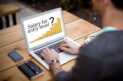 2015年初任給額の相場傾向